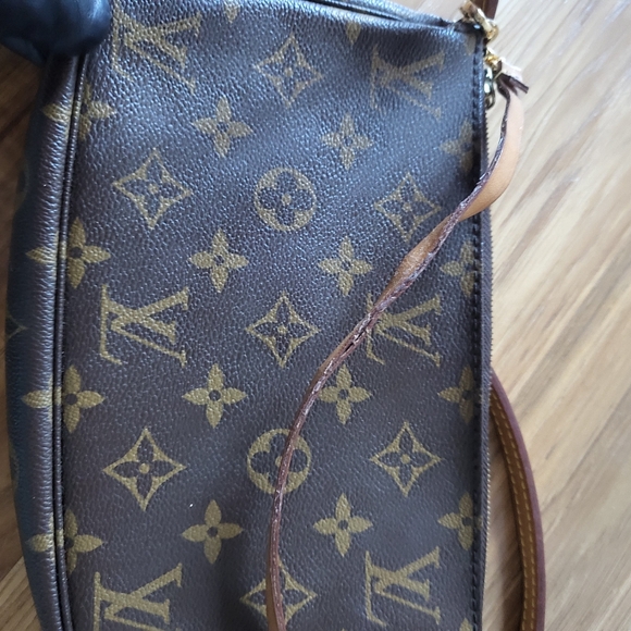 LV POCHETE - Picture 9 of 16